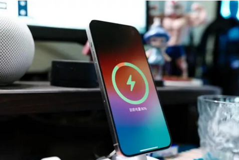 甘洛苹果15换屏服务分享用什么充电器给iPhone15充电更好 